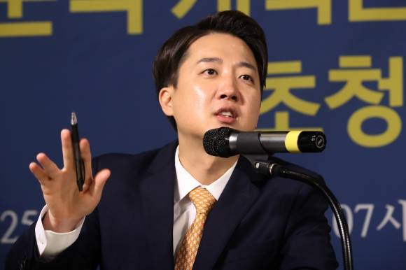 이준석 “묻지마식 통합은 국민 심판의 대상” - 이준석 개혁신당 대선 예비후보가 17일 오전 대구 남구 이천동 대구아트파크에서 열린 아시아포럼21 초청토론회에 참석해 질문에 답하고 있다. 2025.4.17. 뉴스1