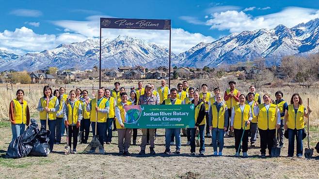 미국 유타카운티의 조든리버 로터리 공원에서 하나님의 교회 신자들이 정화활동을 펼쳤다. 공원을 꼼꼼하게 살펴 생활 쓰레기 약 100kg과 플라스틱 약 32kg을 수거했다.