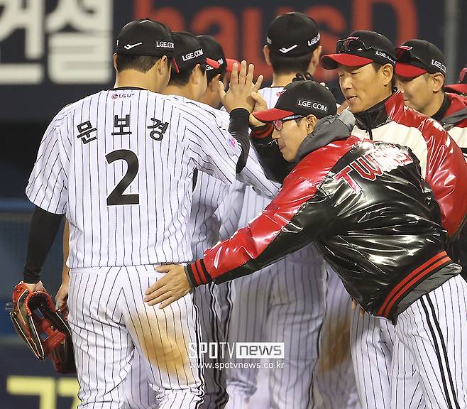 ▲ LG 문보경과 염경엽 감독. LG 트윈스는 16일까지 19경기에서 16승 3패 승률 0.842를 기록했다. 2020년 NC 다이노스에 이어 첫 19경기 최고 승률 타이기록이다. ⓒ곽혜미 기자