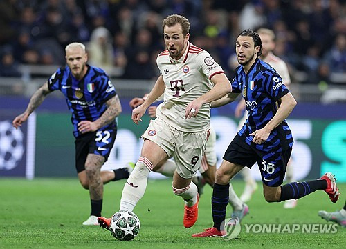 뱅상 콤파니 감독이 이끄는 바이에른 뮌헨이 17일(한국시간) 이탈리아 밀라노에 있는 산시로에서 열린 인터 밀란과의 2024-2025시즌 유럽축구연맹(UEFA) 챔피언스리그 8강 2차전에서 2-2 무승부를 기록했다. 1차전에서 1-2로 패했던 뮌헨은 원정 경기에서 이기지 못하며 합계 스코어 3-4로 인터 밀란에 패해 8강에서 탈락했다. 인터 밀란은 극적으로 4강에 가면서 바르셀로나를 만나게 됐다. 연합뉴스
