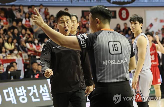 항의하는 김상식 감독 (안양=연합뉴스) 서명곤 기자 = 17일 경기 안양정관장아레나에서 열린 2024-2025 KCC 프로농구 6강 PO 3차전 안양 정관장과 울산 현대모비스의 경기. 정관장 김상식 감독이 심판 판정에 항의하고 있다. 2025.4.17 seephoto@yna.co.kr