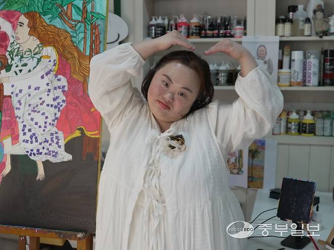 작업실에서 작가 정은혜가 프로필 촬영을 하고 있다. 사진=신지현기자