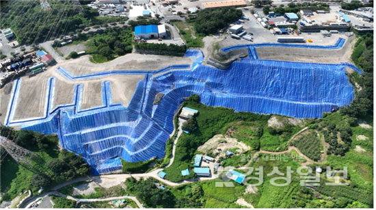 ▲ 울산 울주군 온산읍 학남리 일원의 불법 성토 현장 사진. 푸른색 천으로 덮여 있는 부분은 울주군이 지난해 사면 붕괴를 우려해 긴급 재해예방 사면 안전 응급조치 공사를 실시한 부분이다.