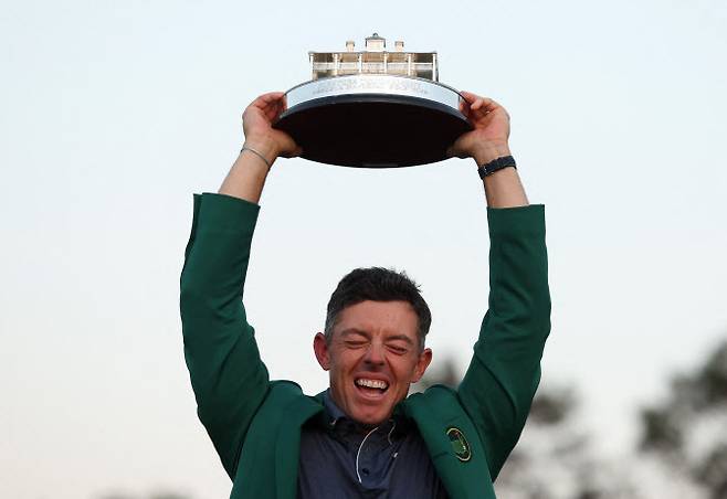 로리 매킬로이가 14일(한국시간) 미국 조지아주 오거스타의 오거스타 내셔널 골프클럽에서 열린 제89회 마스터스에서 저스틴 로즈를 연장 끝에 물리치고 우승한 뒤 트로피를 들어 올리며 기뻐하고 있다. 생애 처음 마스터스를 제패한 매킬로이는 4대 메이저 대회에서 모두 우승해 남자 골프 역사상 6번째로 커리어 그랜드 슬램의 대기록을 달성했다. (사진=AFPBBNews)