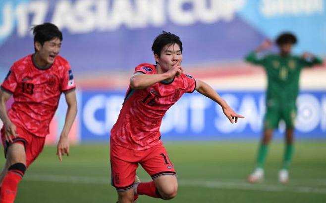 한국 U-17 대표팀 오하람이 사우디와 4강전에서 선제골을 터뜨린 뒤 기뻐하고 있다. 사진=AFC
