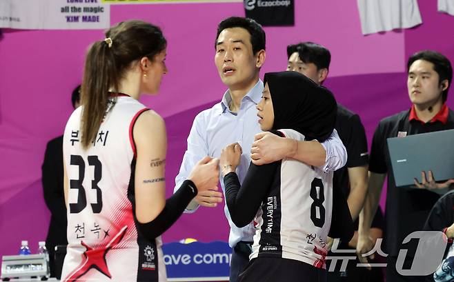 8일 오후 인천시 부평구 삼산월드체육관에서 열린 도드람 V리그 여자부 챔피언결정전 5차전 흥국생명과 정관장의 경기에서 정관장 고희진 감독이 메가를 격려하고 있다. 2025.4.8/뉴스1 ⓒ News1 김명섭 기자