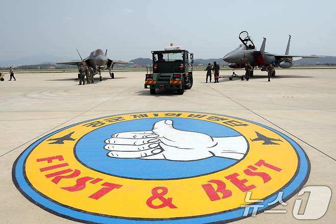 한미공군의 대규모 연합공중훈련 '프리덤 플래그(Freedom Flag)'가 열린 18일 광주 광산구 신촌동 광주공군기지에서 공군들이 전투기를 둘러보고 있다. 2025.4.18/뉴스1 ⓒ News1 이승현 기자
