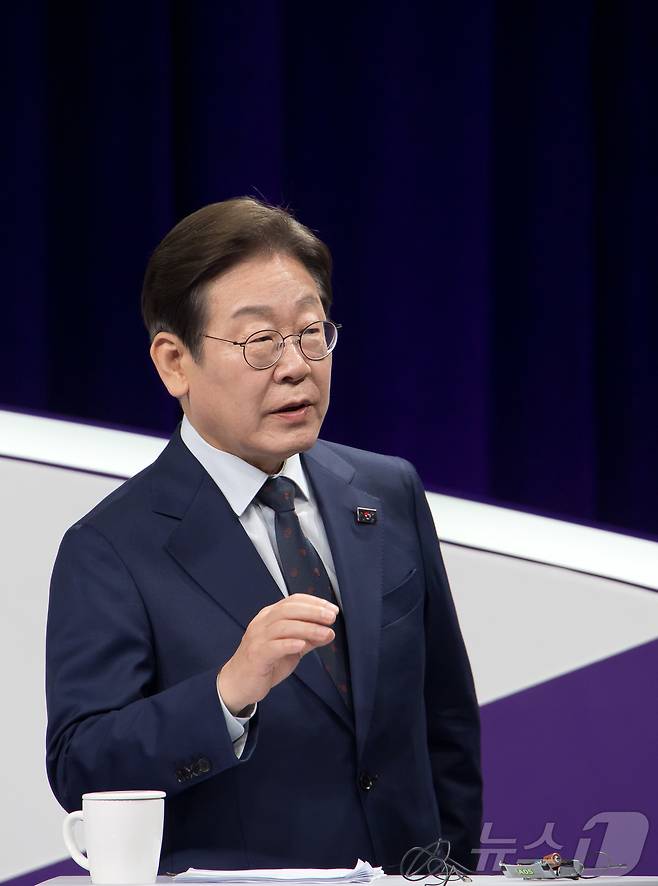 18일 저녁 상암MBC 스튜디오에서 열린 더불어민주당 대선 경선 후보자 첫 TV토론에 참석한 이재명 후보자가 토론을 준비하고 있다. 2025.4.18/뉴스1 ⓒ News1 국회사진취재단