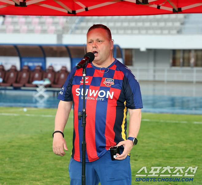 '브리튼스 갓 탤런트'의 초대 우승자 폴 포츠가 하프타임 공연에서 '네순 도르마'를 열창하고 있다. 사진제공=수원FC