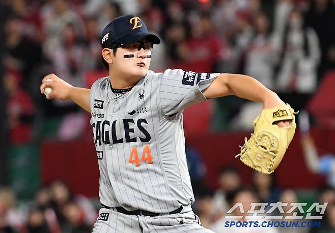 8회 156km 정우주 강속구 보다 1km 증가한 157km 강속구를 9회 던진 김서현.