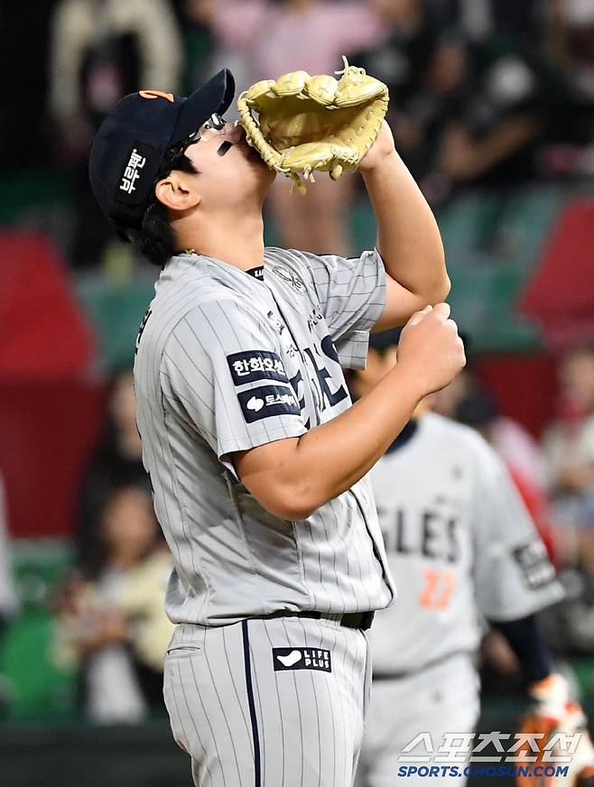 12경기 연속 평균자책점 제로 김서현은 경기를 마무리 지은 뒤 글러브에 입을 맞췄다.