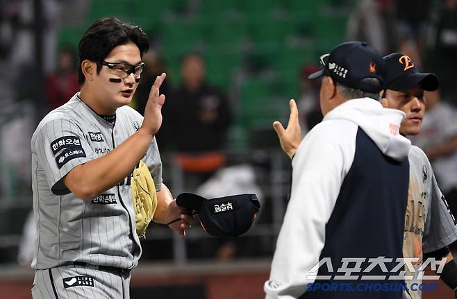 강속구 마무리 김서현 호투에 힘입어 스윕에 성공한 한화 김경문 감독.