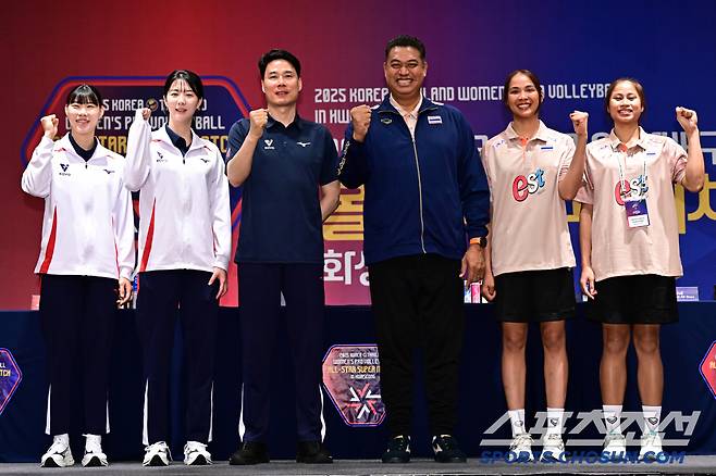 정윤주, 강소휘, 강성형, 키아티퐁, 타나차, 빠팟차야(왼쪽부터)가 한국-태국 올스타 슈퍼매치 미디어데이에서 기념촬영을 하고 있다. 사진제공=KOVO