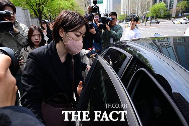 법원 출석에 아반떼를 타고온 문 씨가 앞자리에 승차하는 모습.