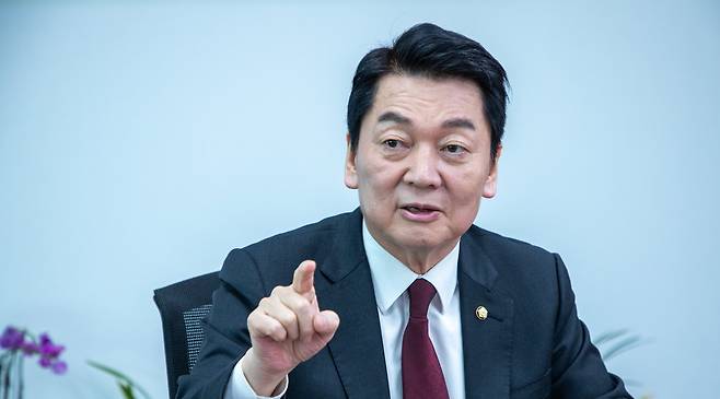 16일 국민의힘 대선 경선 후보로 나온 안철수 의원이 의원회관 사무실에서 본지와 인터뷰하고 있다./ 조인원 기자