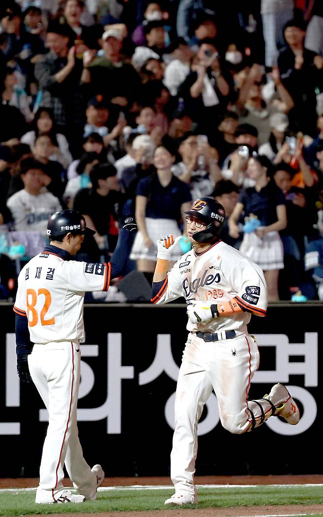 18일 대전 한화생명볼파크에서 열린 프로야구 '2025 신한 SOL 뱅크 KBO리그' 한화 이글스와 NC 다이노스 경기에서 한화 채은성이 7회말 2사 1루에서 투런 홈런을 치고 들어오고 있다./뉴스1