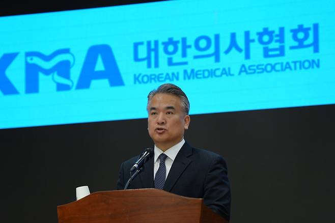 김성근 대한의사협회 대변인이 14일 서울 용산구 대한의사협회에서 열린 제7차 정례브리핑에서 입장문을 발표하고 있다. 2025.3.14. 대한의사협회 제공