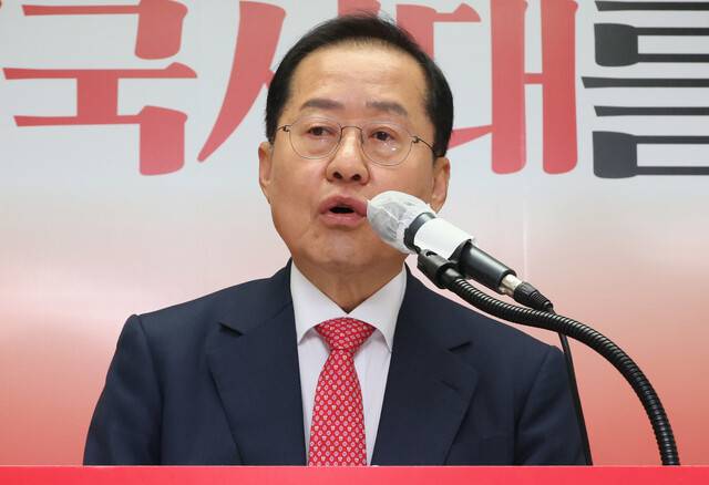 홍준표 국민의힘 대선 경선 후보가 18일 서울 여의도 선거사무소에서 사회·교육·문화 분야 공약을 발표하고 있다. 연합뉴스