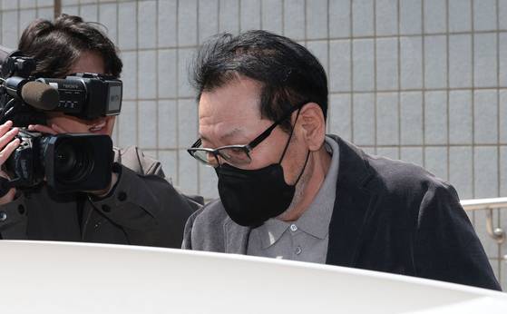 서울남부지검은 '2018년 지방선거 공천 헌금 의혹'에 건진법사 전성배씨 등 4명을 정치자금법 위반 및 방조 혐의로 불구속 기소했다. 지난 7일 첫 공판기일 이후 법원을 빠져나가는 전씨의 모습. 연합뉴스