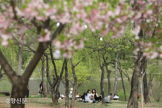 포근한 봄 날씨를 보인 18일 서울 강북구 북서울꿈의숲에서 시민들이 나들이를 즐기고 있다. 한수빈 기자