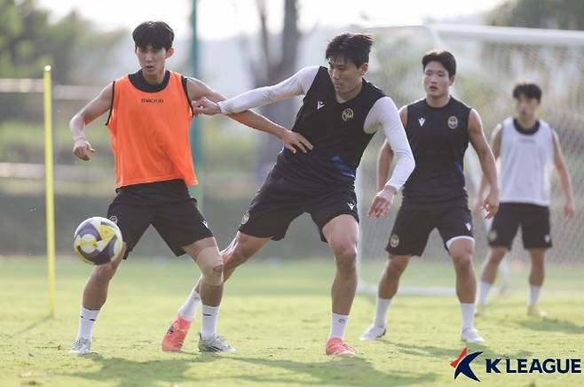 인천 유나이티드 김세훈(사진 왼쪽). 사진=한국프로축구연맹