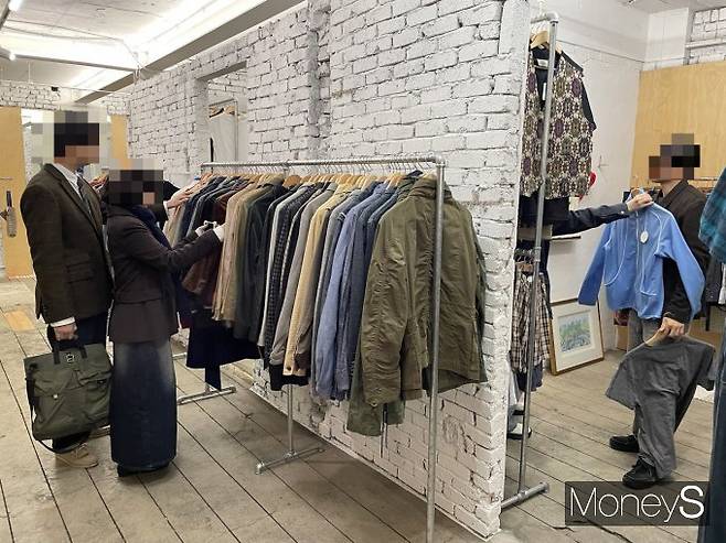 MZ세대 사이에서 중고의류 쇼핑이 하나의 문화로 자리 잡았다. 사진은 서울 마포구 망원동의 한 빈티지숍에서 손님들이 옷을 고르는 모습 /사진=이소연 기자
