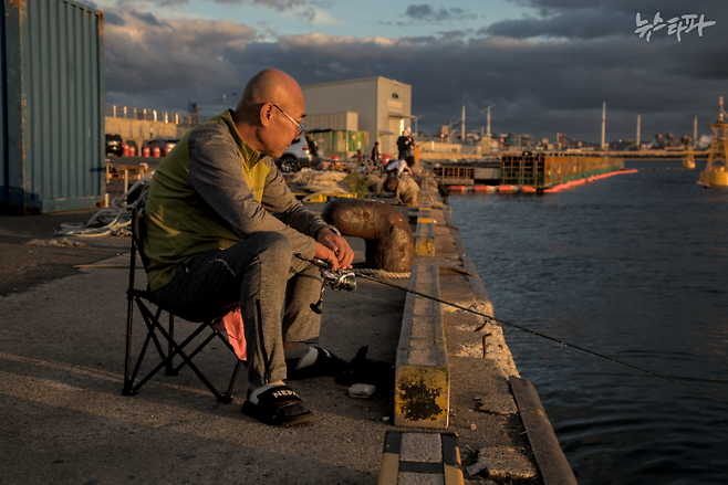 ▲남극크릴 미끼를 이용 중인 낚시꾼을 지난해 10월 1일 경북 포항시 포스코 앞 바닷가에서 만났다. (사진: 트리스틴 테일러)