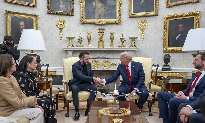 지난 14일 미국 워싱턴 백악관 오벌 오피스에서 도널드 트럼프 미국 대통령(오른쪽 가운데)과 나이브 부켈레 엘살바도르 대통령(왼쪽 가운데)이 회담하고 있다. 벽난로의 황금 장식과 선반 위 황금 트로피가 눈에 띈다. 워싱턴DC=EPA연합뉴스