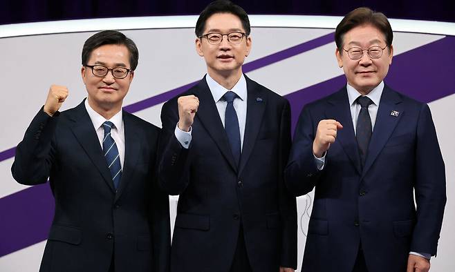18일 저녁 상암MBC 스튜디오에서 열린 더불어민주당 대선 경선 후보자 첫 TV토론에 참석한 (오른쪽부터)이재명, 김경수, 김동연 후보자가 파이팅을 외치고 있다. 국회사진취재단