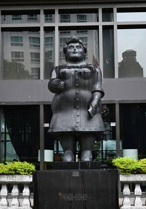 파크뷰 스퀘어 빌딩 앞의 조각상. 사진은 페르난도 보테로의 ‘드레스트 우먼’이다.