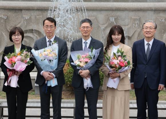 퇴임 기념 촬영하는 문형배-이미선 헌법재판관 - 문형배 헌법재판소장 권한대행과 이미선 헌법재판관이 18일 서울 종로구 헌법재판소에서 열린 퇴임식을 마친 뒤 재판관과 가족과 함께 기념 촬영하고 있다. 왼쪽부터 이미선 헌법재판관과 남편 오충진 변호사, 문형배 헌법재판소장 권한대행과 부인 이경아 씨, 김형두 헌법재판관. 연합뉴스