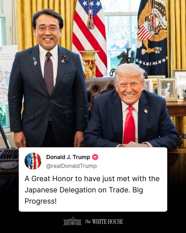 도널드 트럼프(오른쪽) 미국 대통령이 16일(현지 시간) 백악관에서 아카자와 료세이 일본 경제재생상과 만나 포즈를 취하고 있다. 트럼프 대통령은 이날 트루스소셜에 ‘큰 진전’이라고 적었다. 트루스소셜 캡처