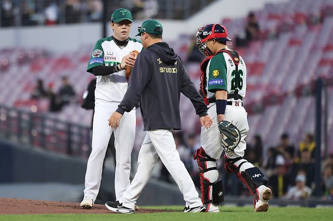 KIA 양현종이 17일 광주 KT전 6회초 1사 2루에서 교체되고 있다. KIA 타이거즈 제공