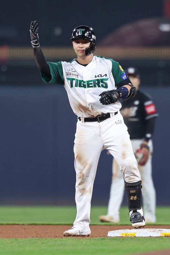 KIA 한승택이 17일 광주 KT전에서 안타를 친 후 세리머니하고 있다. KIA 타이거즈 제공