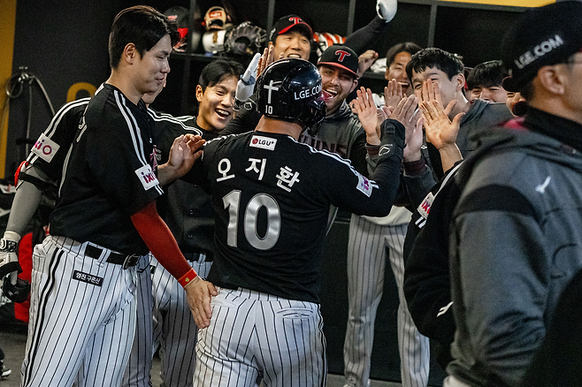 LG 오지환이 18일 인천 SSG전 6회초 솔로포를 터트린 뒤 더그아웃에서 기뻐하고 있다. LG 트윈스 제공