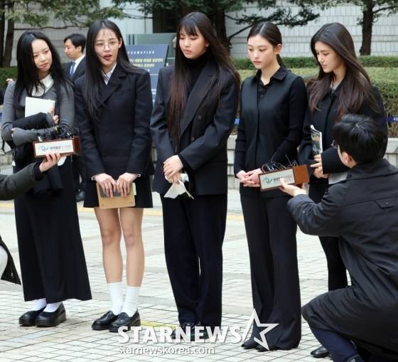 (서울=뉴스1) 황기선 기자 = 그룹 뉴진스(왼쪽부터 하니, 민지, 혜인, 해린, 다니엘)가 7일 서울 서초구 서울중앙지방법원에서 어도어 측이 멤버들을 상대로 제기한 ‘기획사 지위보전 및 광고계약 체결 등 금지’ 가처분 첫 심문기일을 마친 후 취재진 질문에 답하고 있다. 2025.3.7/뉴스1 Copyright (C) 뉴스1. All rights reserved. 무단 전재 및 재배포, AI학습 이용 금지. /사진=(서울=뉴스1) 황기선 기자
