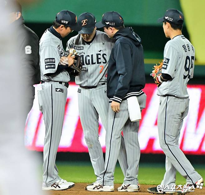 한화 내야수 심우준(왼쪽 두 번째)은 지난 17일 인천 SSG랜더스필드에서 열린 '2025 신한 SOL Bank KBO 리그' SSG전에서 허리 담 증세로 중도 교체됐다. 18일 NC전에는 결장했다. 엑스포츠뉴스 DB