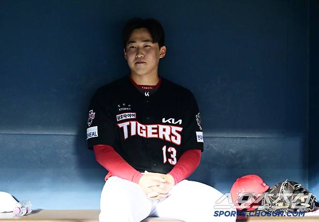 3회 2사 만루 마운드에서 내려온 윤영철은 벤치에 앉아 생각에 잠겼다. 잠실=박재만 기자 pjm@sportschosun.com