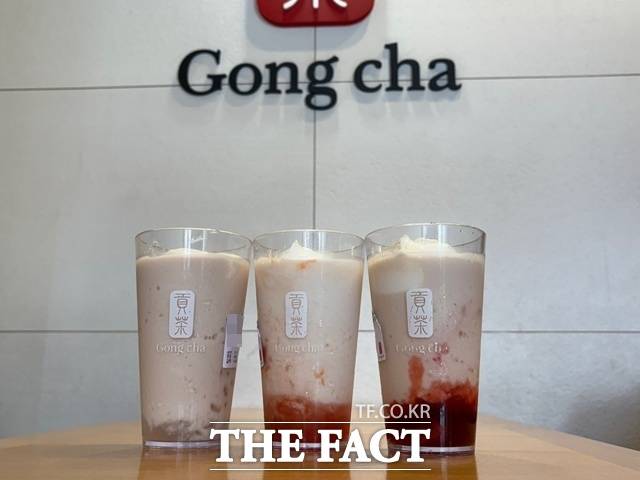 공차가 지난 2022년 출시해 큰 사랑을 받은 '그릭요거티'를 리뉴얼해 재출시했다. 그릭 요거트&밀크티 크러쉬, 그릭 요거트&자몽 밀크티 크러쉬, 그릭 요거트&딸기 밀크티 크러쉬(왼쪽부터)에 아무 토핑도 추가하지 않았다. /문화영 기자