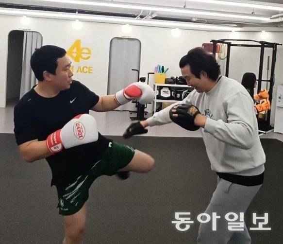 박정진 경남대 서울캠퍼스 부총장(왼쪽)이 경남 마산시 ‘짐 에이스’에서 UFC 선수 출신 임현규의 지도를 받으며 격투기 훈련을 하고 있다. 어릴 때부터 운동을 생활화한 그는 대학 시절부터 권투 등 격투기를 즐겼고, 지금은 달리기와 격투기로 건강을 다지고 있다. 박정진 부총장 제공.