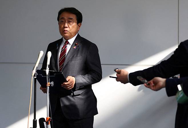 이카자와 료세이 일본 경제재생상이 18일 미국과 관세 협상을 위한 회담을 마치고 귀국한 뒤 도쿄 하네다 공항에서 현지 취재진 질문에 답하고 있다. 로이터 연합뉴스