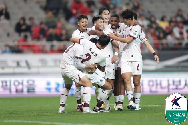 헤이스의 득점 후 기뻐하는 광주 선수단. 사진=프로축구연맹