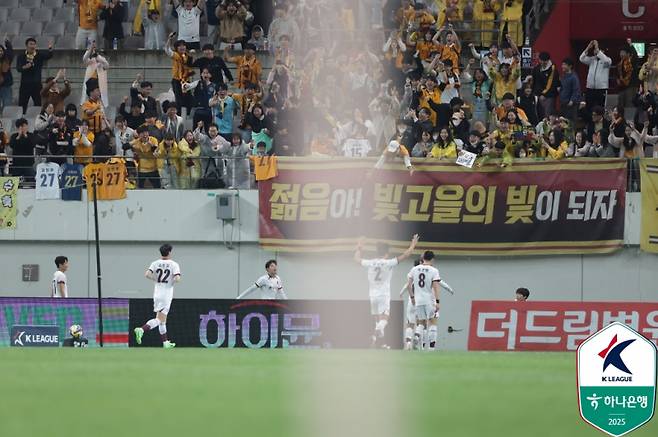 광주 박태준이 서울에 득점 후 팬들과 기뻐하는 모습. 사진=프로축구연맹