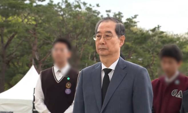 한덕수 대통령 권한대행 국무총리가 19일 서울 강북구 국립 4.19민주묘지에서 열린 제65주년 4.19혁명 기념식에 참석하고 있다. (SBS 캡처)