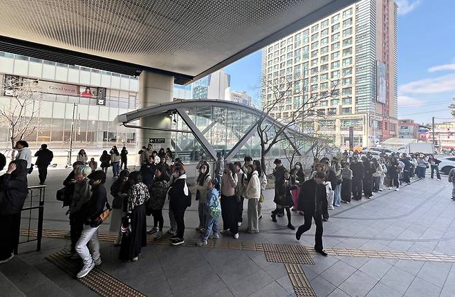 피크민 협업 제품을 파는 스파오 홍대AK점에선 구매자들이 몰려 웨이팅 현상이 일었다. /사진=이랜드월드 제공