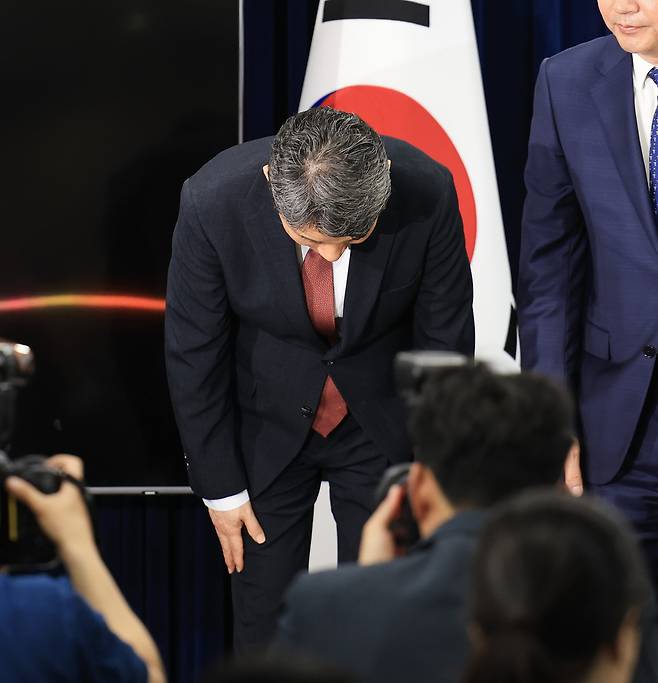 <꺾인 ‘의료개혁’> 이주호 부총리 겸 교육부 장관이 17일 정부서울청사에서 2026학년도 의과대학 모집인원을 발표한 뒤 고개숙여 인사하고 있다. 정부는 지난해 2월 의대정원을 2000명 늘린 지 1년여 만에 다시 증원 전인 2024학년도 정원과 같은 수준인 3058명으로 확정했다. 이준헌 기자