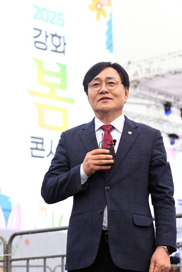 강화 봄 콘서트에 참석한 박용철 강화군수. 조병석기자