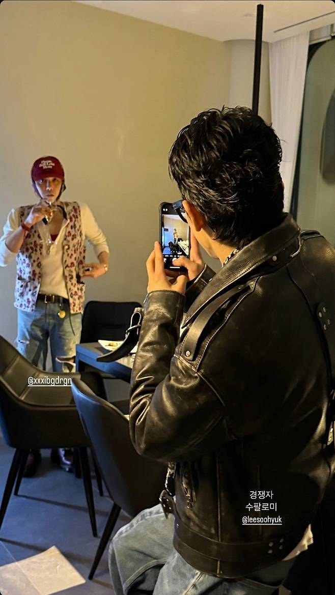 지드래곤은 플라워 패턴 니트 베스트에 찢어진 데님 팬츠, 그리고 레드 컬러 슈즈를 매치해 자유롭고 개성 넘치는 스타일을 완성했다. 사진=지드래곤 SNS