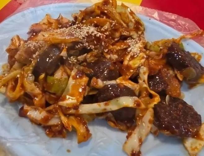 지난달 제주도 '전농로 왕벚꽃축제'에서 2만 5000원에 판매됐다는 주장이 나온 순대. 순대가 6개밖에 없는 등 양이 터무니없이 적다는 비판을 받았다. / 사진 = 온라인 커뮤니티 갈무리