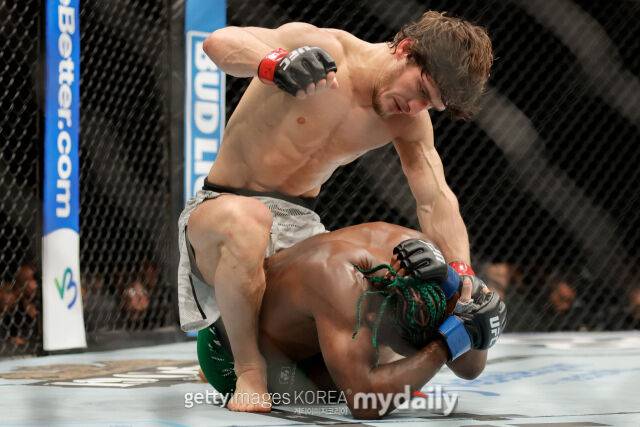 지난해 12월 알저메인 스털링(아래)와 맞대결에서 파운딩을 퍼붓는 에블로예프. /게티이미지코리아